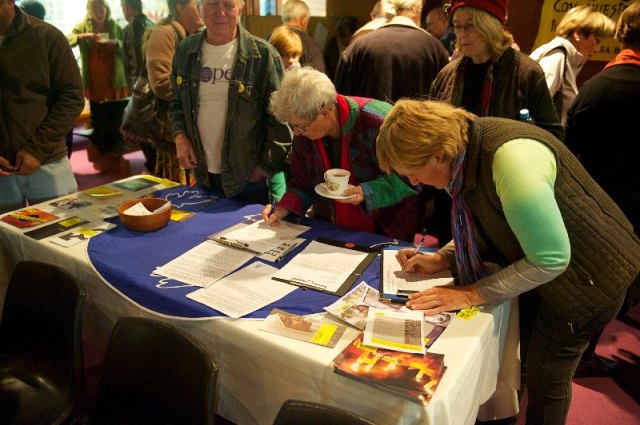 Gerd  gets signatures